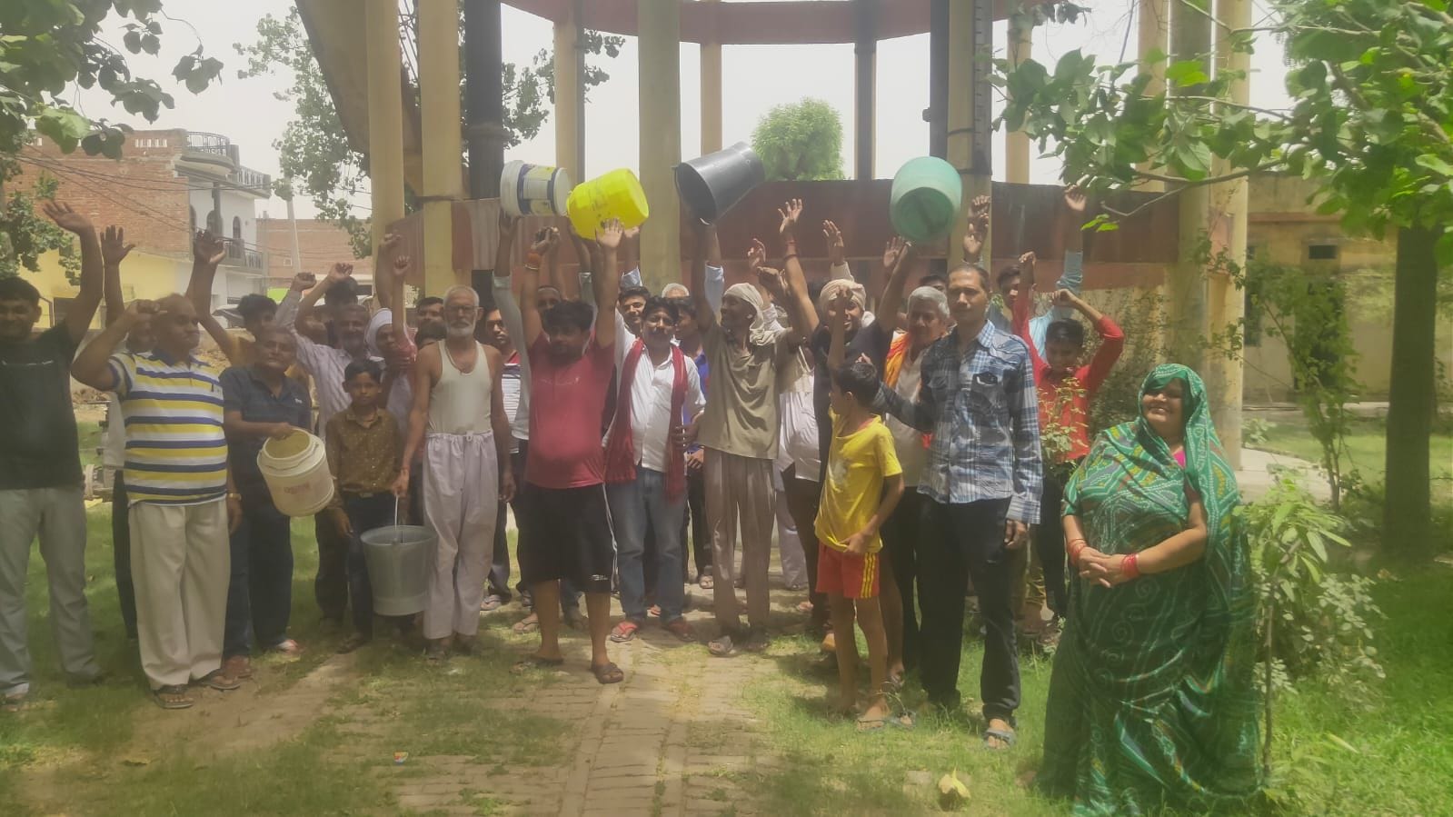 फोटो- 08एयूआरपी-09- आंबेडकर नगर में पानी की टंकी के पास हंगामा करते लोग। संवाद फोटो- 08एयूआरपी-09- आंबेडकर नगर में पानी की टंकी के पास हंगामा करते लोग। संवाद