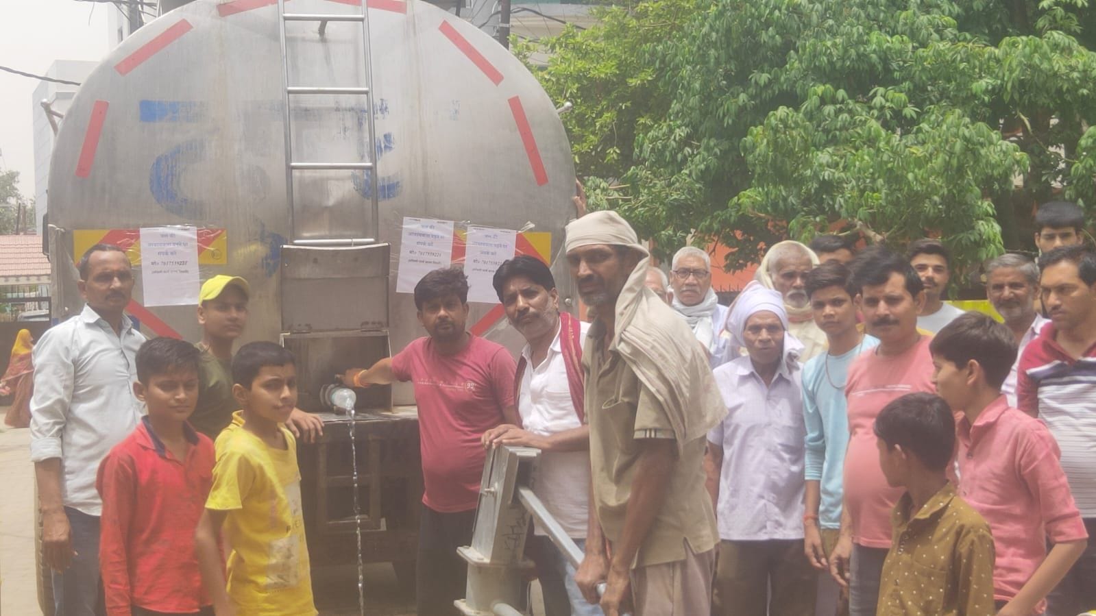 फोटो- 08एयूआरपी-10- निजी टैंकर मंगवा कर पानी भरने के लिए खड़े लोग। संवाद फोटो- 08एयूआरपी-10- निजी टैंकर मंगवा कर पानी भरने के लिए खड़े लोग। संवाद