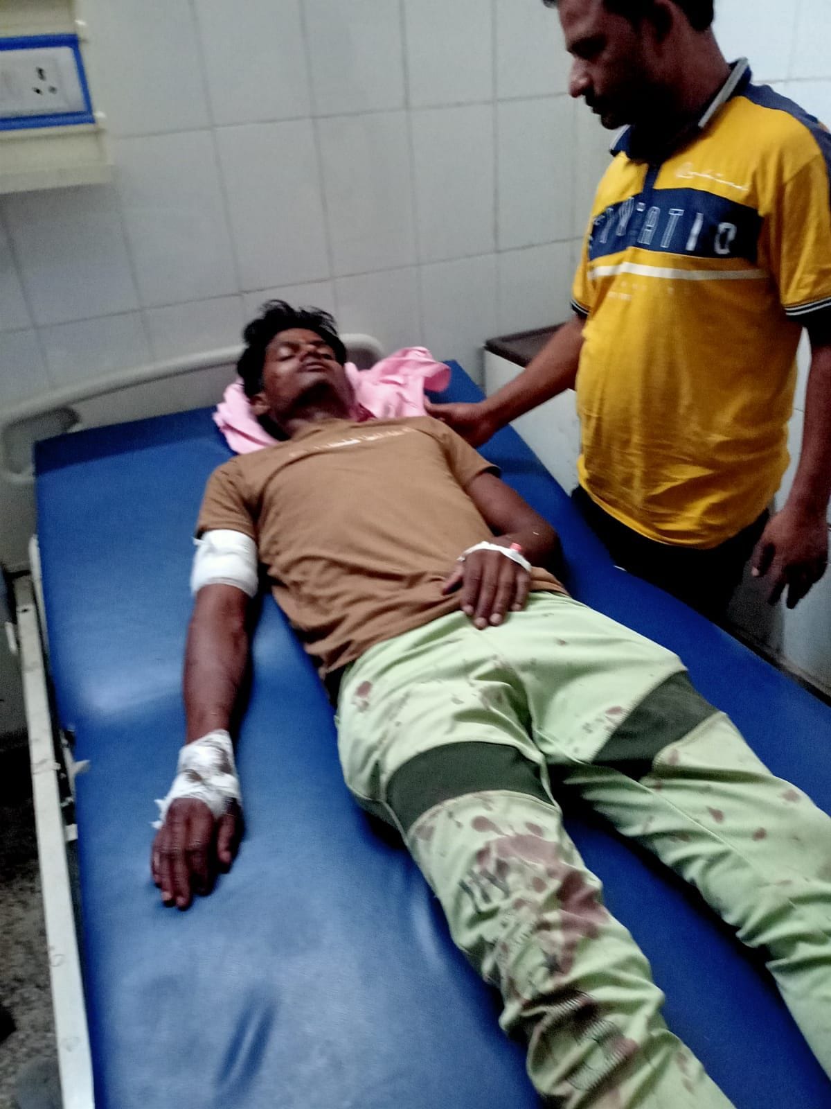 फोटो 08एयूआरपी-23- घायल क्लीनर। संवाद फोटो 08एयूआरपी-23- घायल क्लीनर। संवाद