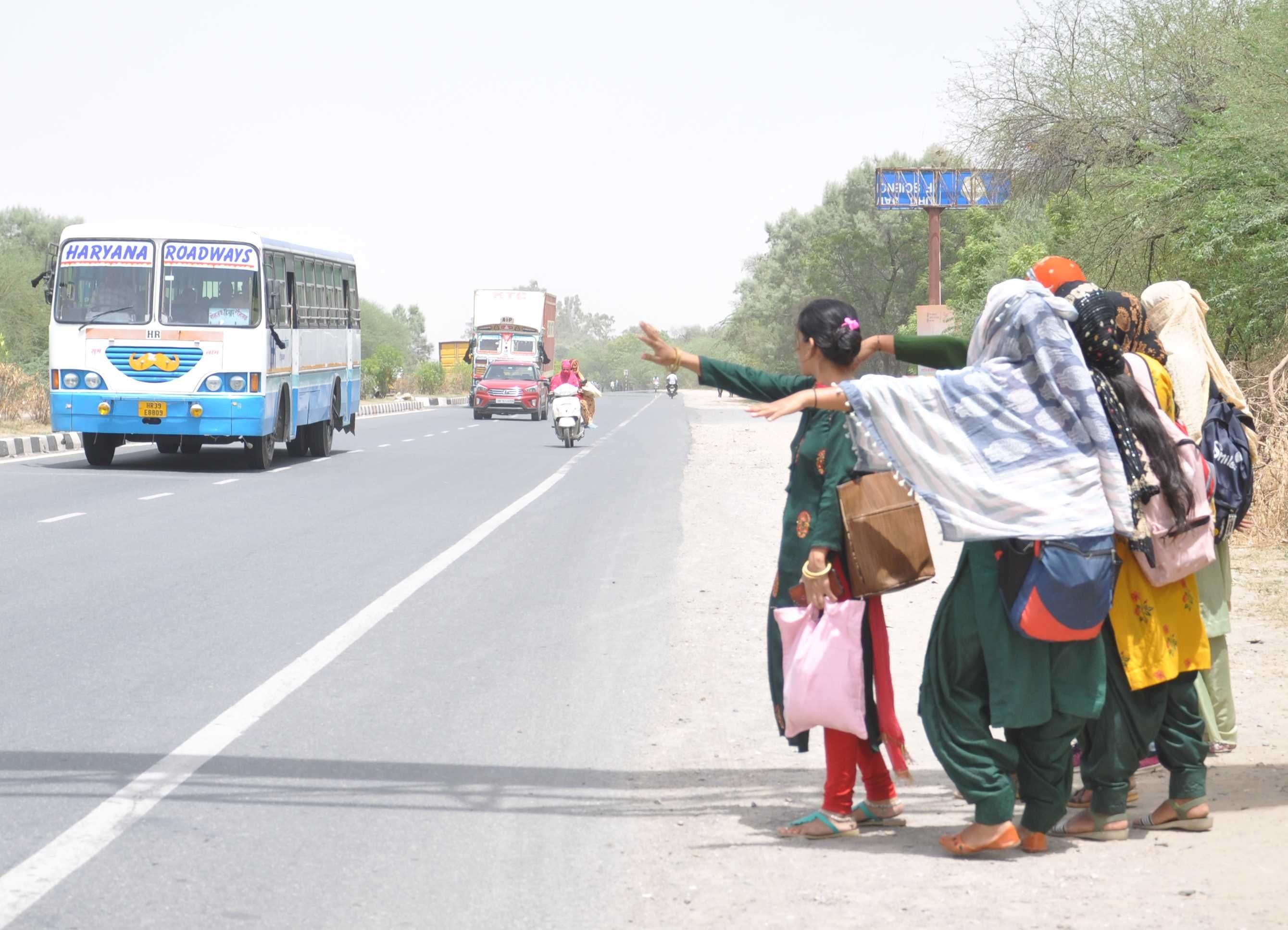 हिसार दिल्ली बाईपास पर छात्राएं बस को रुकवाने की कोशिश करती हुई। संवाद हिसार दिल्ली बाईपास पर छात्राएं बस को रुकवाने की कोशिश करती हुई। संवाद