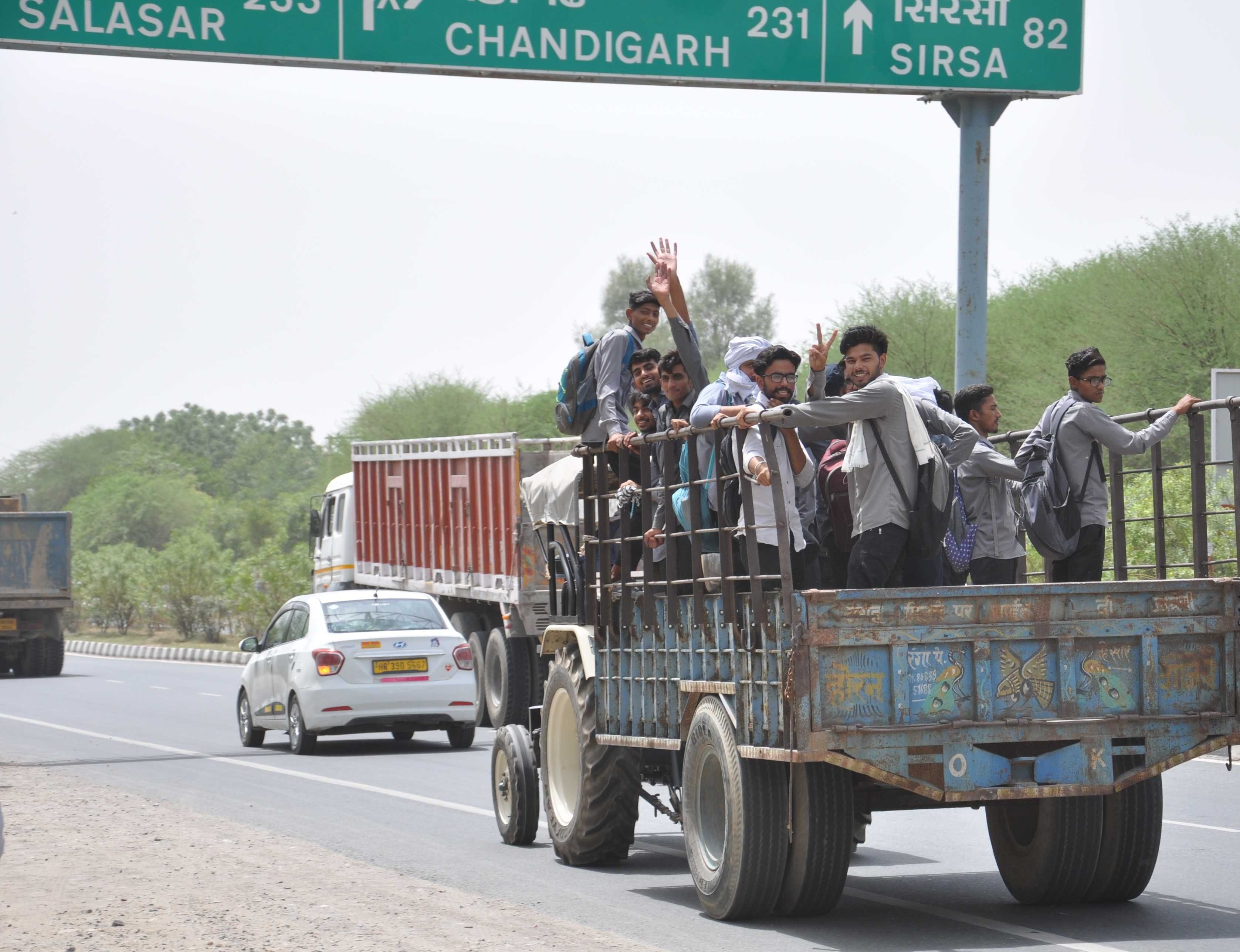 हिसार दिल्ली बाईपास रोड पर छात्र बस ना रुकने पर ट्रॉली में बैठकर जाते हुए। संवाद हिसार दिल्ली बाईपास रोड पर छात्र बस ना रुकने पर ट्रॉली में बैठकर जाते हुए। संवाद