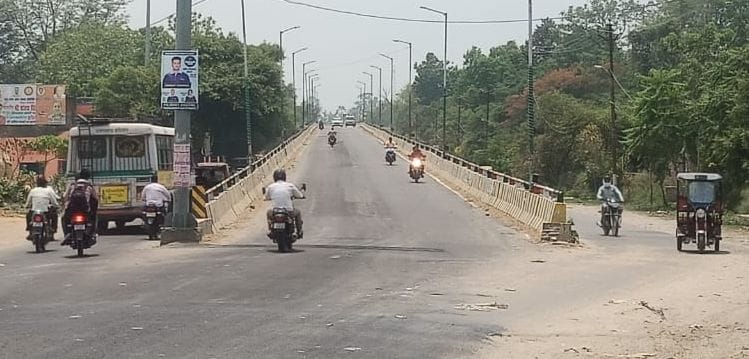 नौगवां ओवरब्रिज पर डिग्री कॉलेज चौराहे की ओर से आते जाते वाहन। संवाद नौगवां ओवरब्रिज पर डिग्री कॉलेज चौराहे की ओर से आते जाते वाहन। संवाद