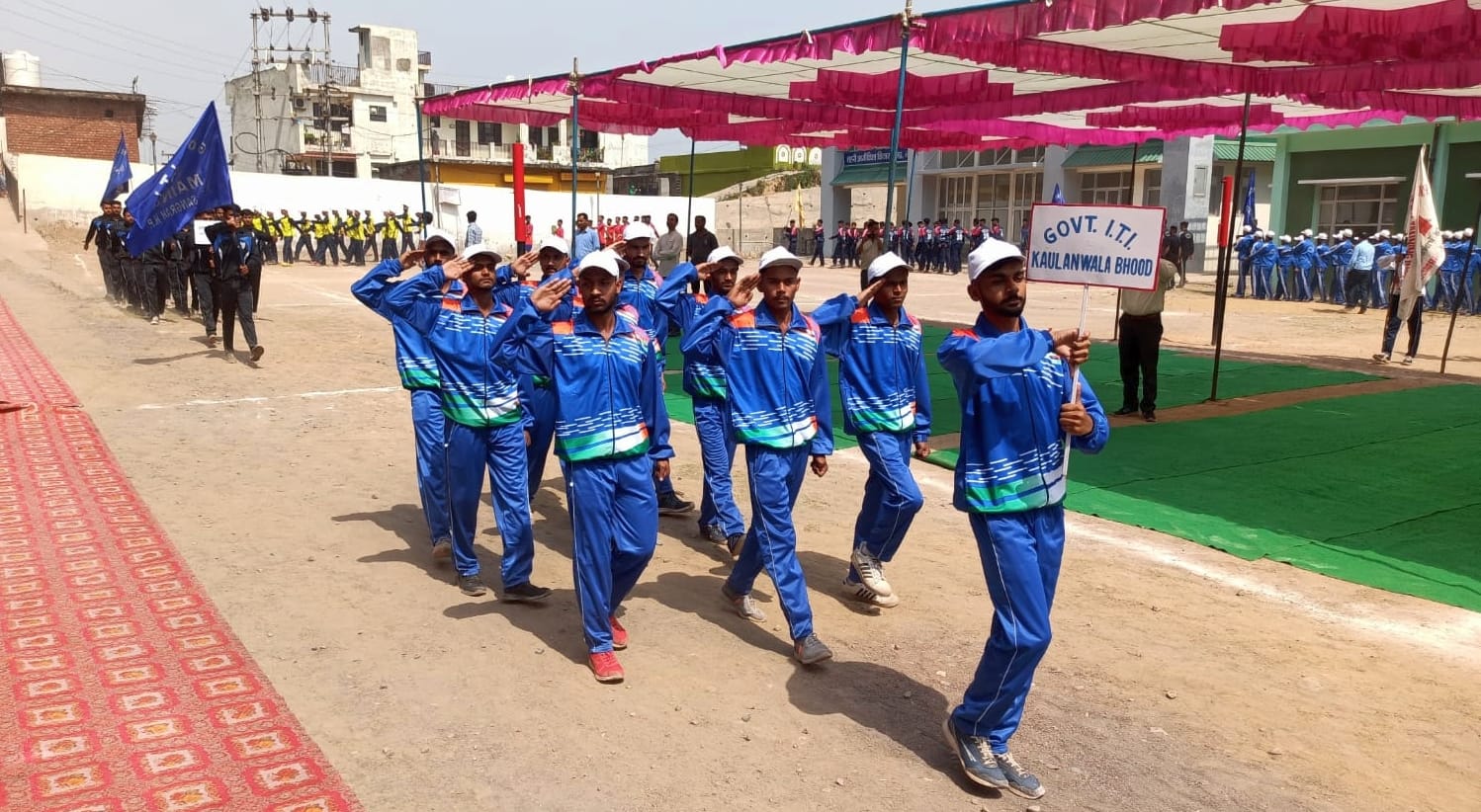 नाहन आईटीआई में जिला स्तरीय खेलकूद प्रतियोगिता से पूर्व मार्च पास्ट करते विभिन्न स्कूलों के प्र नाहन आईटीआई में जिला स्तरीय खेलकूद प्रतियोगिता से पूर्व मार्च पास्ट करते विभिन्न स्कूलों के प्र