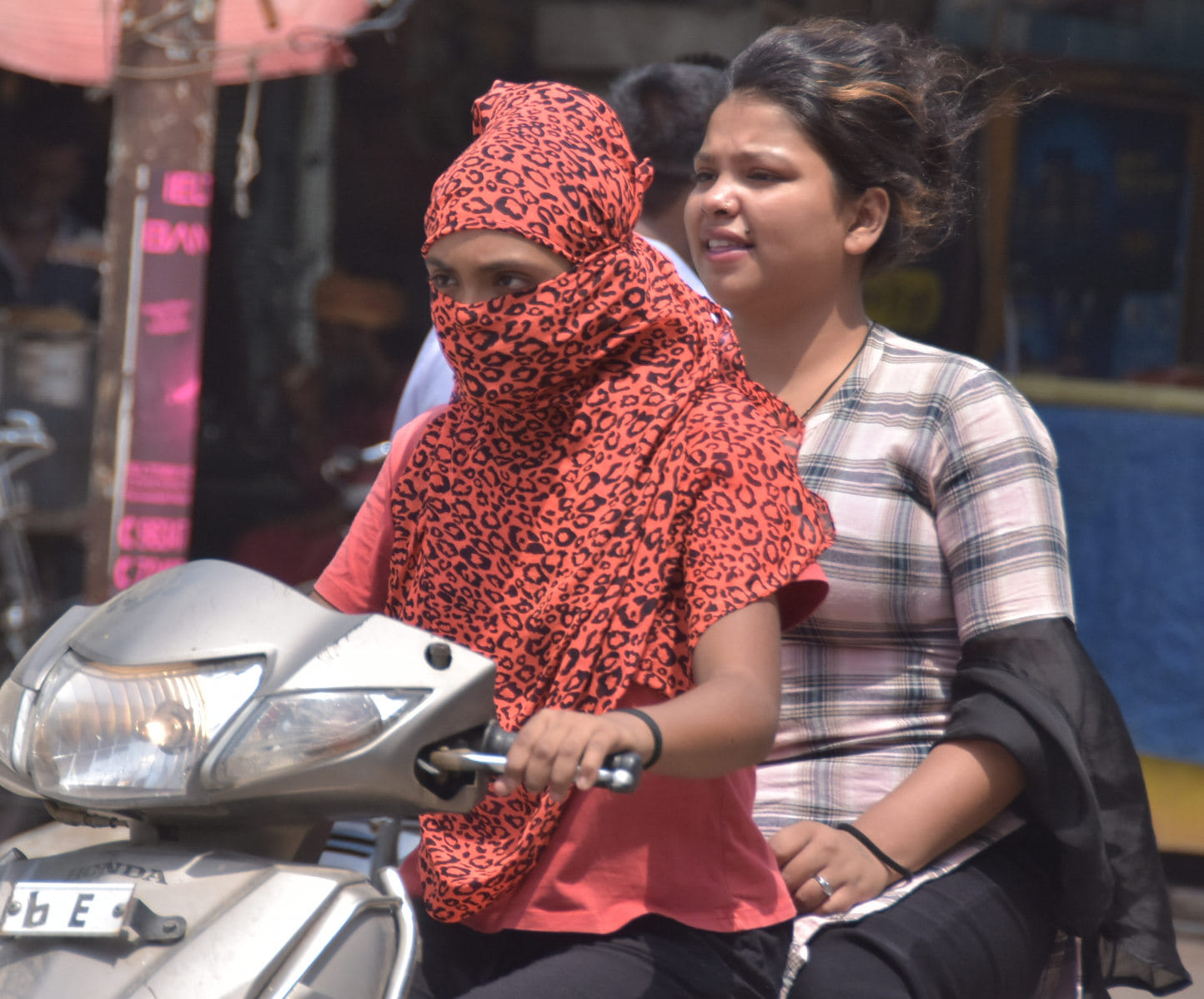 सहारनपुर में अधिक गर्मी के चलते रेलवे रोड पर एकटिवा पर कपड़े से चेहरा ढाक कर जाती युवतिया सहारनपुर में अधिक गर्मी के चलते रेलवे रोड पर एकटिवा पर कपड़े से चेहरा ढाक कर जाती युवतिया