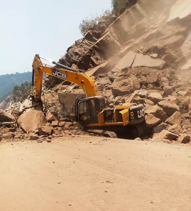 उधमपुर: समरोली क्षेत्र में गिरी पस्सी के नीचे दबी जेसीबी मशीन उधमपुर: समरोली क्षेत्र में गिरी पस्सी के नीचे दबी जेसीबी मशीन