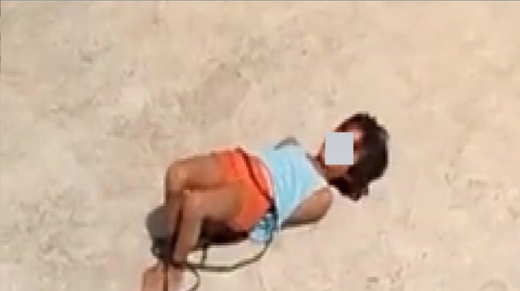 चिलचिलाती धूप में छत पर बच्ची