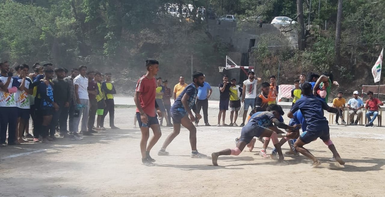 आईटीआई नाहन में प्रतियोगिता के दौरान कबड्डी मैच में दमखम दिखाते खिलाड़ी। संवाद आईटीआई नाहन में प्रतियोगिता के दौरान कबड्डी मैच में दमखम दिखाते खिलाड़ी। संवाद