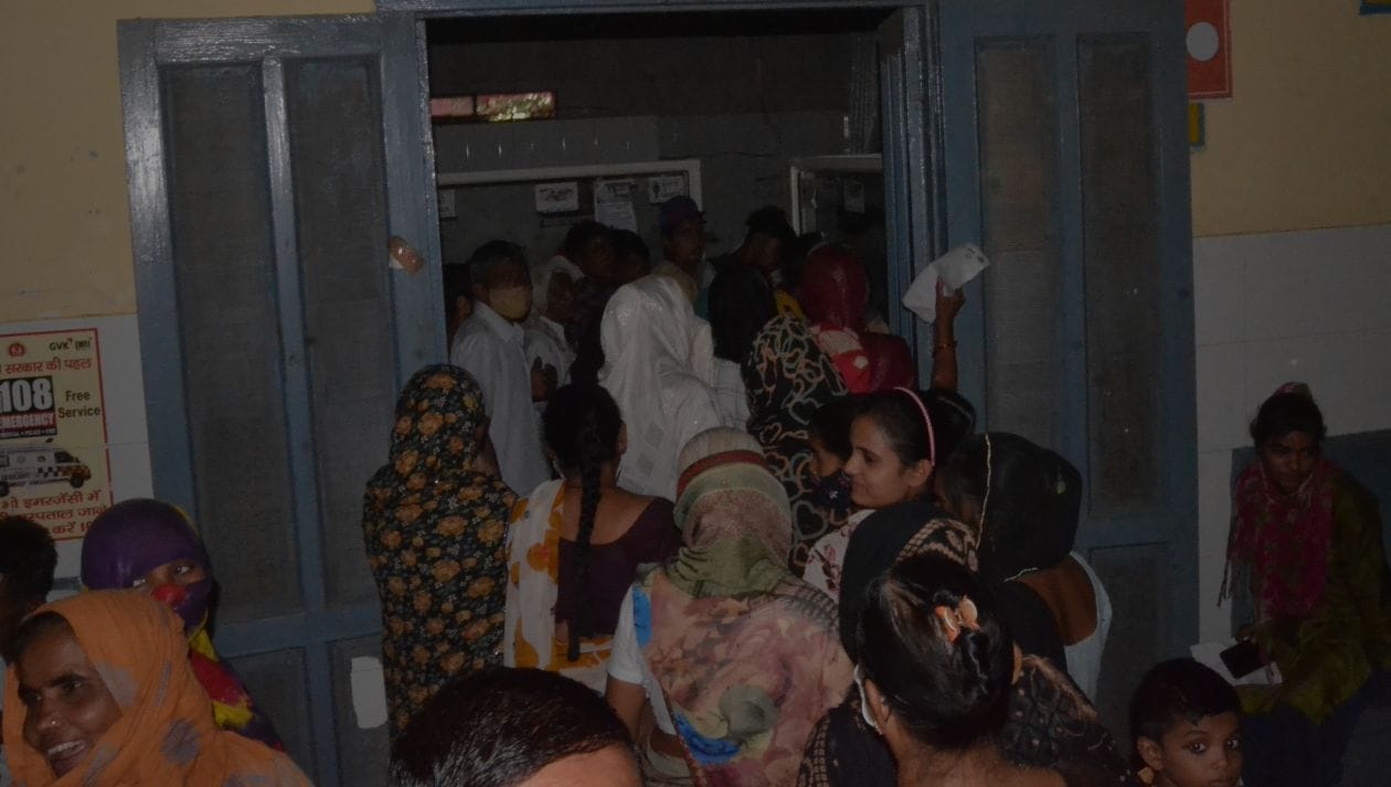 बृहस्पतिवार को सरकारी अस्पताल में लाइट जाने के बाद अंधेरे में खड़े मरीज । संवाद बृहस्पतिवार को सरकारी अस्पताल में लाइट जाने के बाद अंधेरे में खड़े मरीज । संवाद