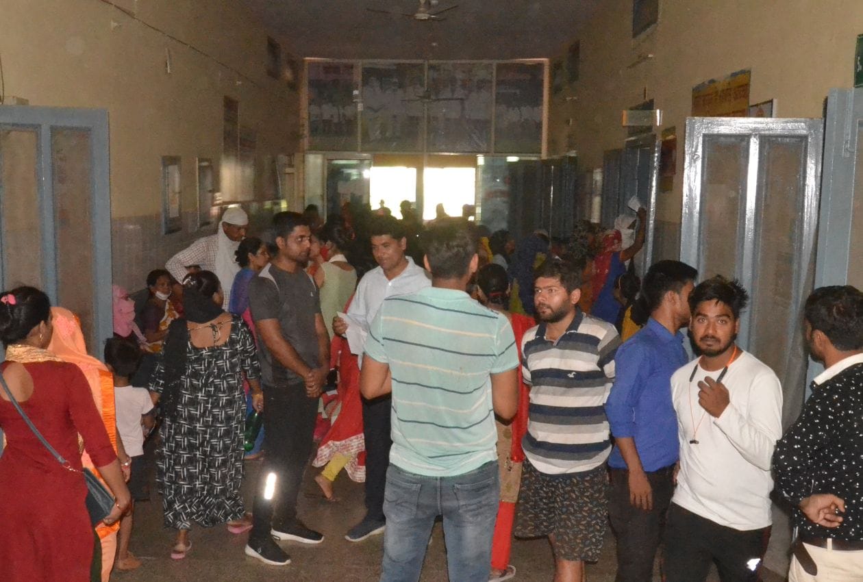 बृहस्पतिवार को सरकारी अस्पताल में लाइट जाने के बाद अंधेरे में खड़े मरीज । संवाद बृहस्पतिवार को सरकारी अस्पताल में लाइट जाने के बाद अंधेरे में खड़े मरीज । संवाद