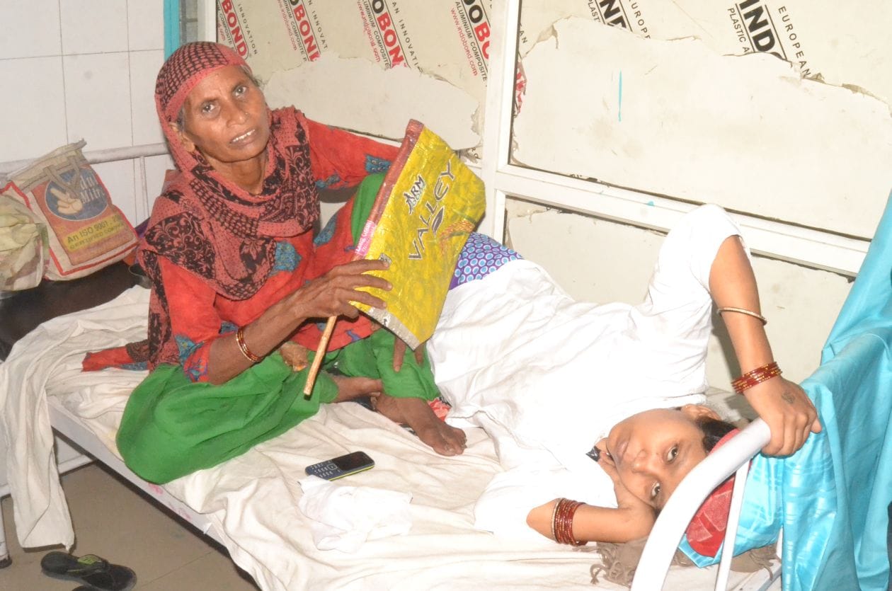 बृहस्पतिवार को सरकारी अस्पताल में लाइट जाने के बाद मरीज को हाथ के पंखे से हवा करते परिजन । संवाद बृहस्पतिवार को सरकारी अस्पताल में लाइट जाने के बाद मरीज को हाथ के पंखे से हवा करते परिजन । संवाद