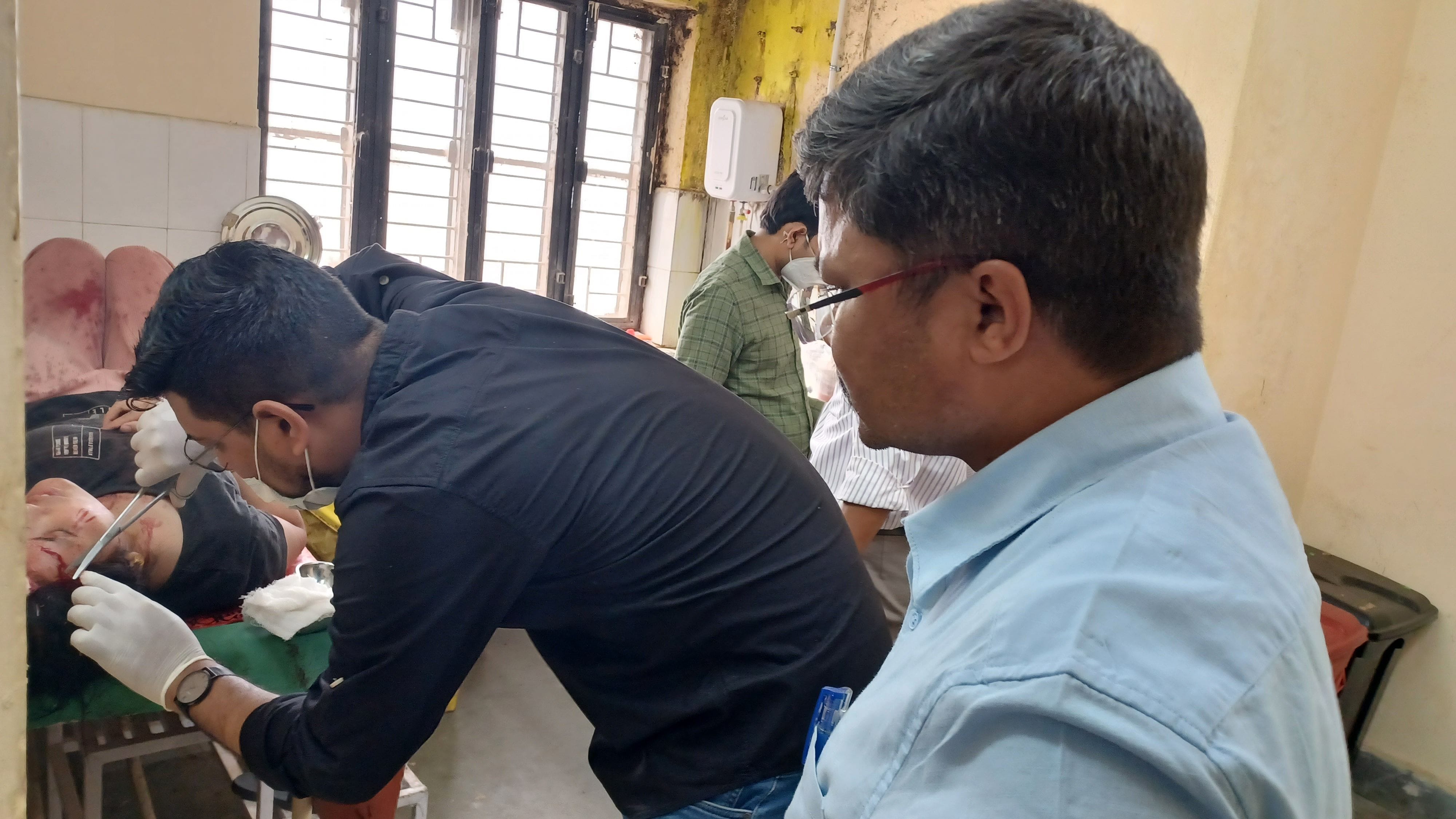 चंपावत। जिलाअस्पताल में घायल अंकिता कुटियाल का इलाज करते डॉक्टर । संवाद न्यूज एजेंसी चंपावत। जिलाअस्पताल में घायल अंकिता कुटियाल का इलाज करते डॉक्टर । संवाद न्यूज एजेंसी