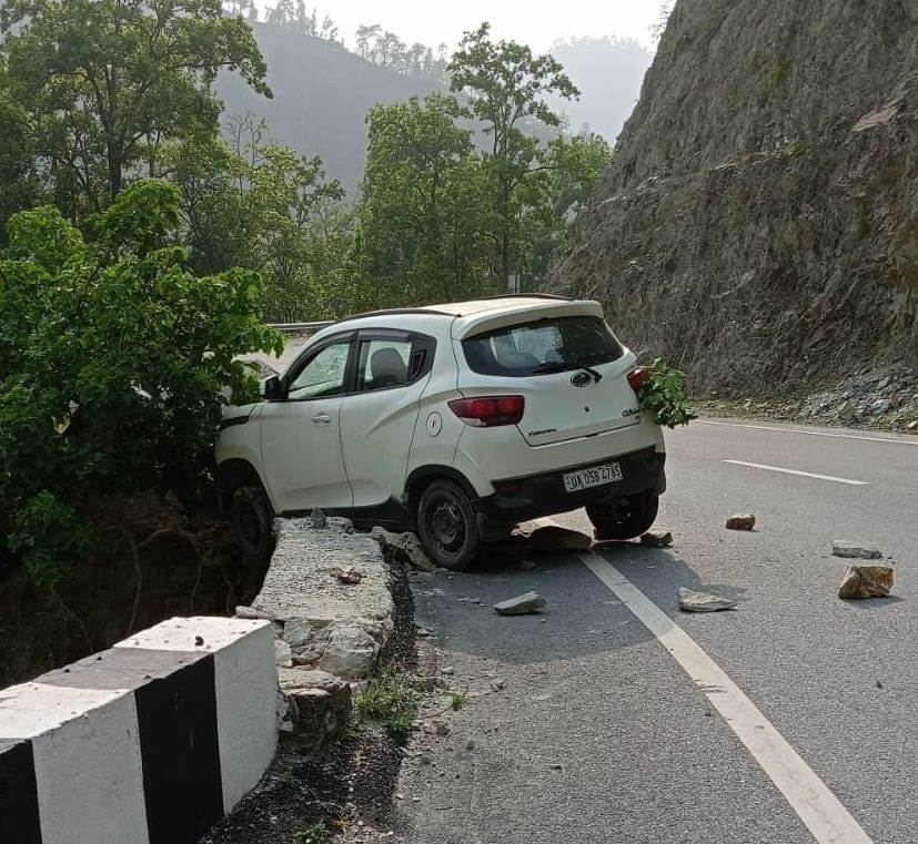 चंपावत। टनकपुर चंपावत एनएच में बेलखेत के पास डिवाइडर से टकराकर दुर्घटनाग्रस्त कार। संवाद न्यूज चंपावत। टनकपुर चंपावत एनएच में बेलखेत के पास डिवाइडर से टकराकर दुर्घटनाग्रस्त कार। संवाद न्यूज