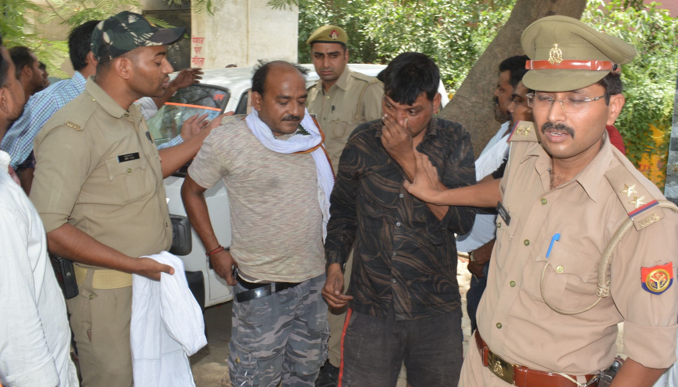 फोटो-05- आरोपियों को पकड़ कर ले जाते पुलिसकर्मी फोटो-05- आरोपियों को पकड़ कर ले जाते पुलिसकर्मी