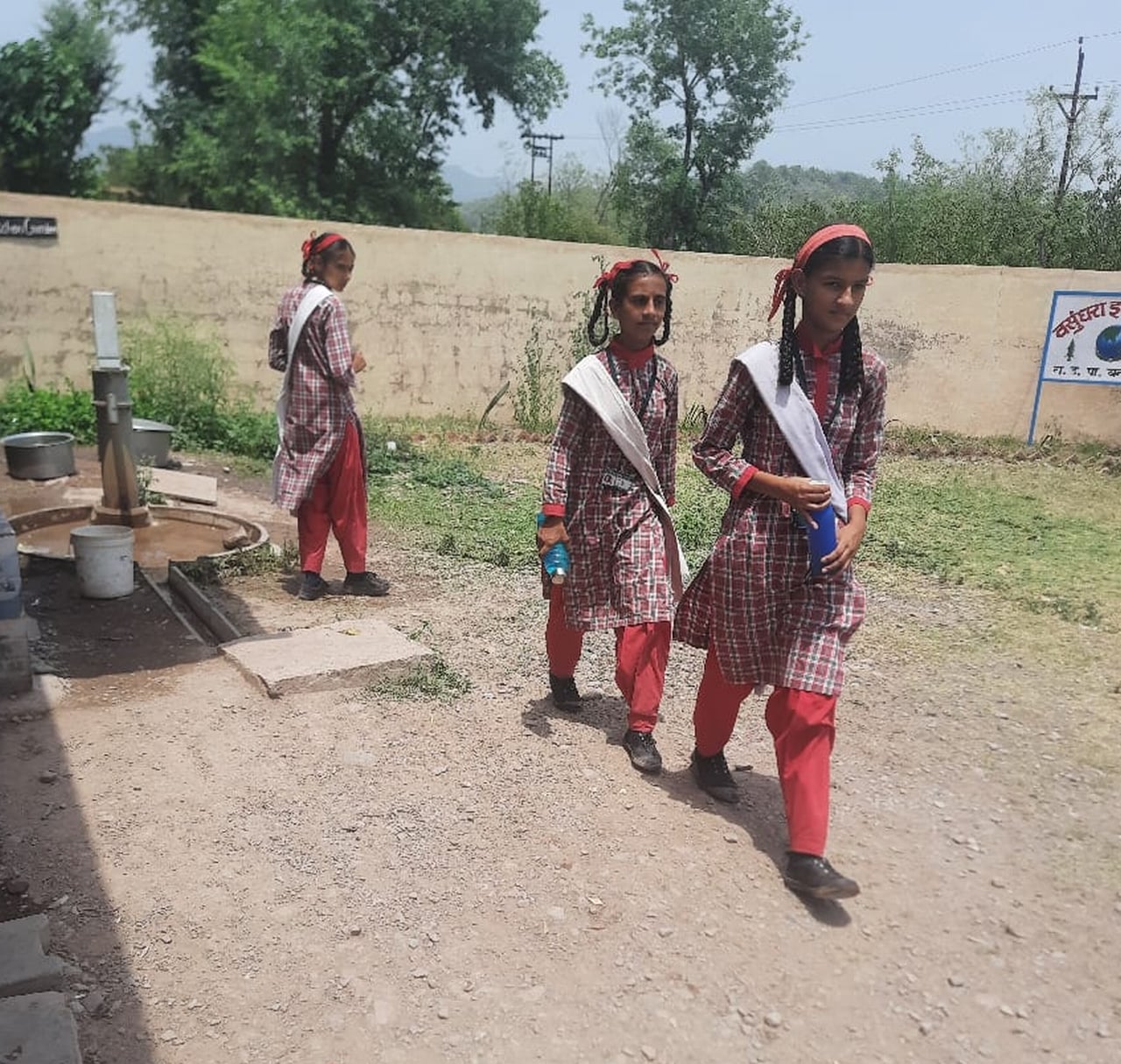 राजकीय उच्च विद्यालय बनकला-2 में हैंडपंप का मटमैला पानी बोतलों में भरकर ले जाती छात्राएं। संवाद