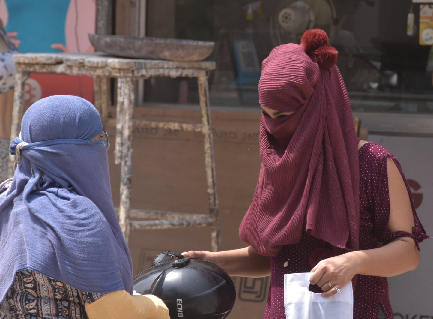 सहारनपुर में अधिक तापमान के चलते चेहरा ढाककर  जाती युवतियां