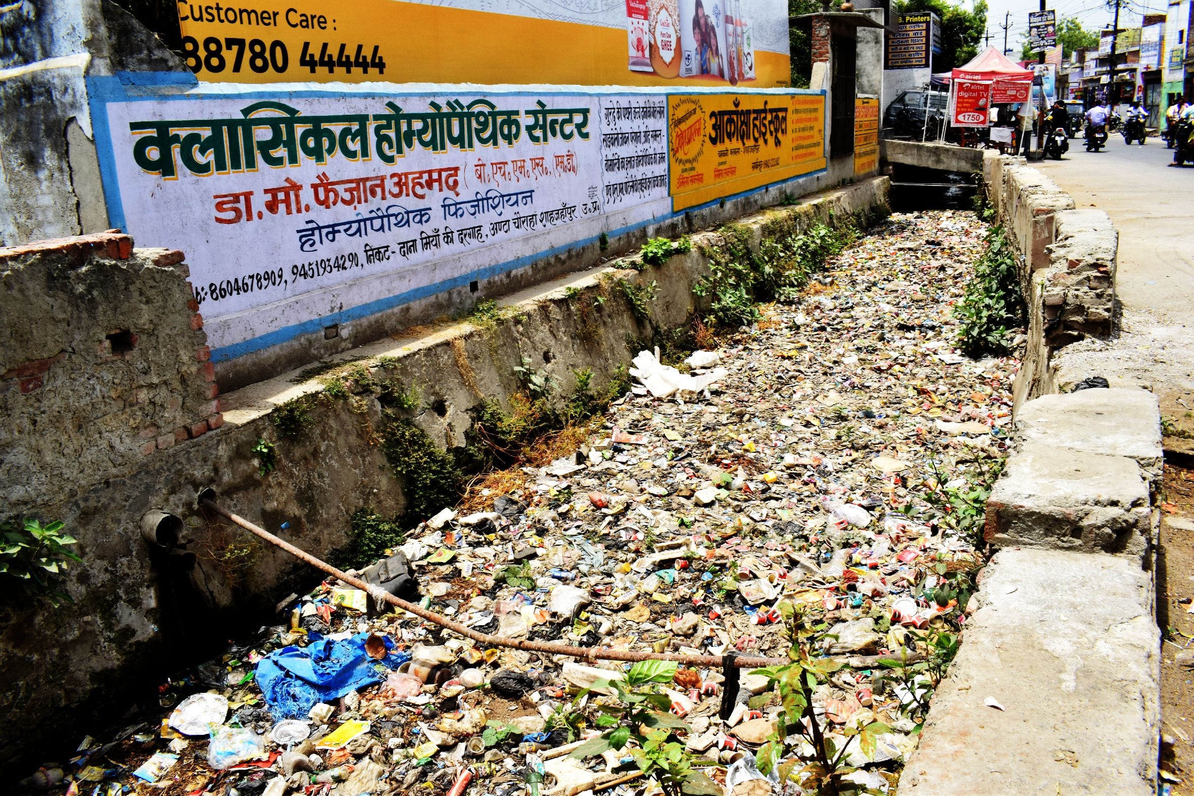 शाहजहांपुर के अंटा चौराहे का नाला कूड़े से पटा । संवाद शाहजहांपुर के अंटा चौराहे का नाला कूड़े से पटा । संवाद