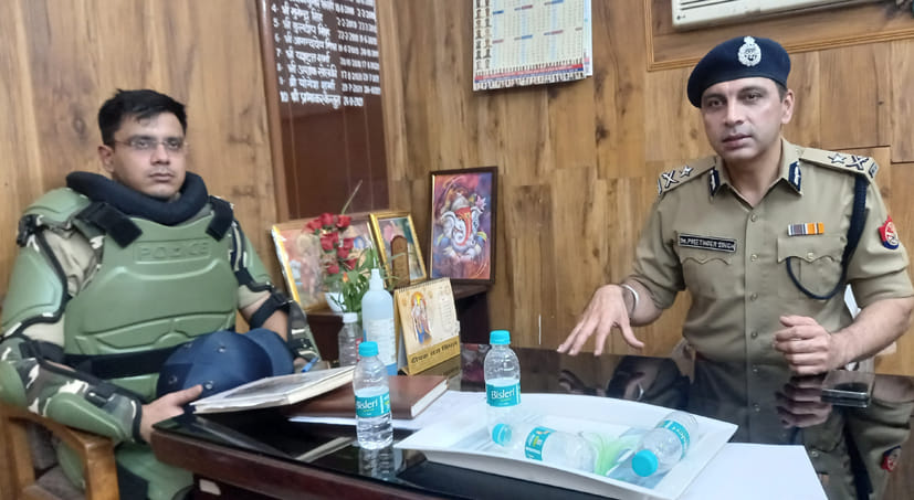 देवबंद कोतवाली में पत्रकारों से वार्ता करते आईजी प्रीत इंदर सिंह देवबंद कोतवाली में पत्रकारों से वार्ता करते आईजी प्रीत इंदर सिंह