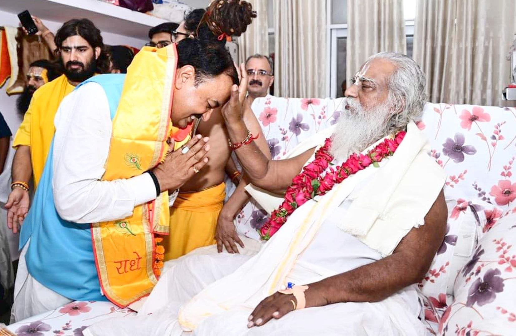 अयोध्या-महंत नृत्यगोपाल दास के जन्मोत्सव समारोह में पहुंचकर आशीर्वाद लेते डिप्टी सीएम केशव प्र? अयोध्या-महंत नृत्यगोपाल दास के जन्मोत्सव समारोह में पहुंचकर आशीर्वाद लेते डिप्टी सीएम केशव प्र?
