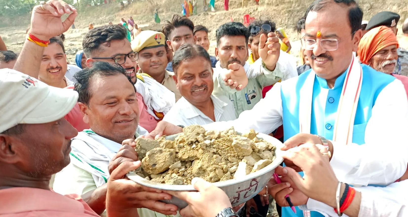 अयोध्या-सरियांवा गांव में अमृत सरोवर निर्माण व भूमिपूजन के दौरान श्रमदान करते डिप्टी सीएम केशव ? अयोध्या-सरियांवा गांव में अमृत सरोवर निर्माण व भूमिपूजन के दौरान श्रमदान करते डिप्टी सीएम केशव ?