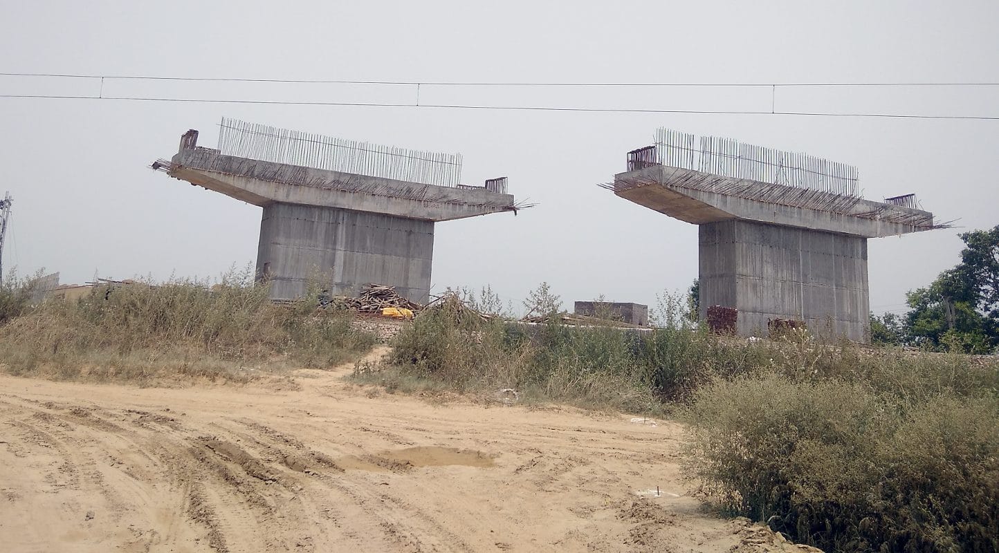 बलवा रेलवे क्रॉसिंग पर निर्माणाधीन रेलवे का फ्लाईओवर।