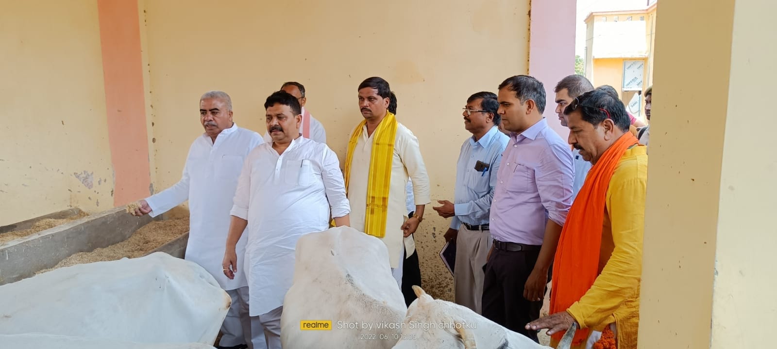 चोपन गांव स्थित बृहद गौशाला का निरीक्षण करते कैबिनेट मंत्री राकेश और मंत्री रविंद्र जायसवाल ।