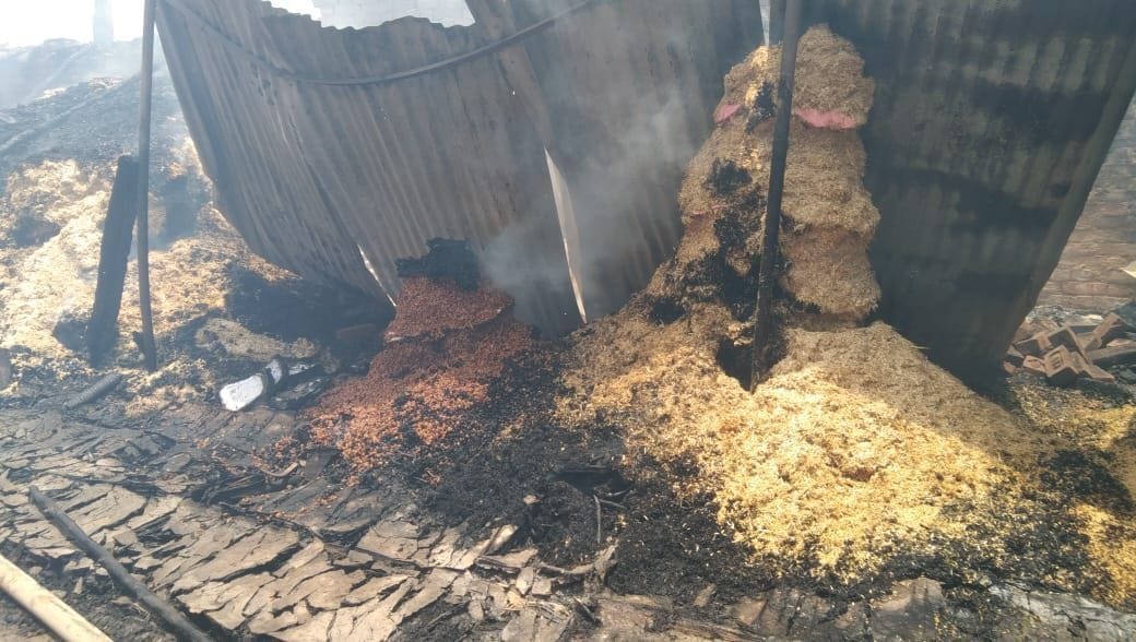 गोराजू गांव में भीषण आग लगने से राख सामान गोराजू गांव में भीषण आग लगने से राख सामान