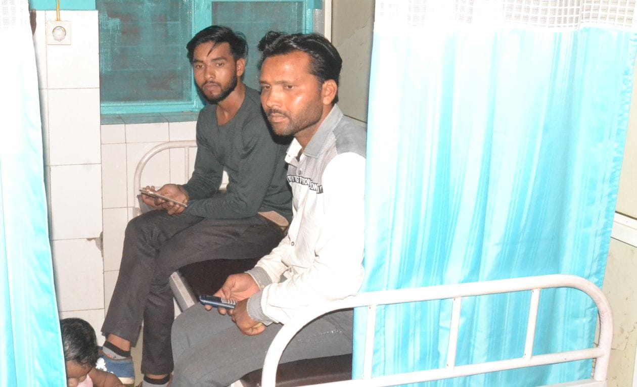 गढ़ रोड सीएचसी में मरीज के बैड पर बैठे युवक । संवाद