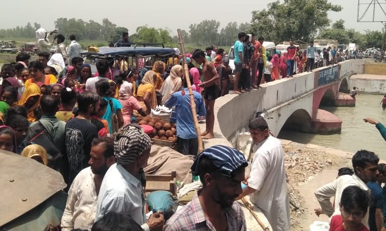 जलालाबाद क्षेत्र में गंदेवड़ा संगम के पुल पर लगा जाम। जलालाबाद क्षेत्र में गंदेवड़ा संगम के पुल पर लगा जाम।