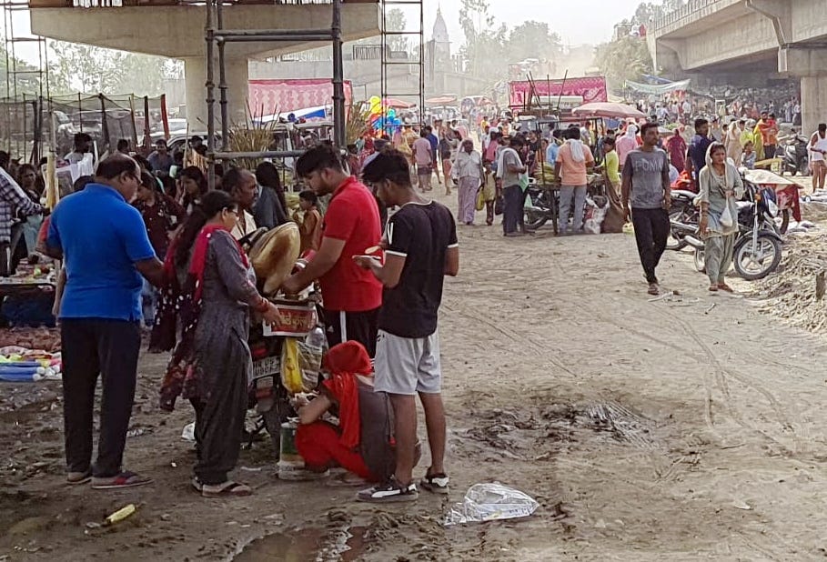 झिंझाना में बिडौली युमना नदी पर गंगा दशहरे के मेले में लगी भीड़। झिंझाना में बिडौली युमना नदी पर गंगा दशहरे के मेले में लगी भीड़।