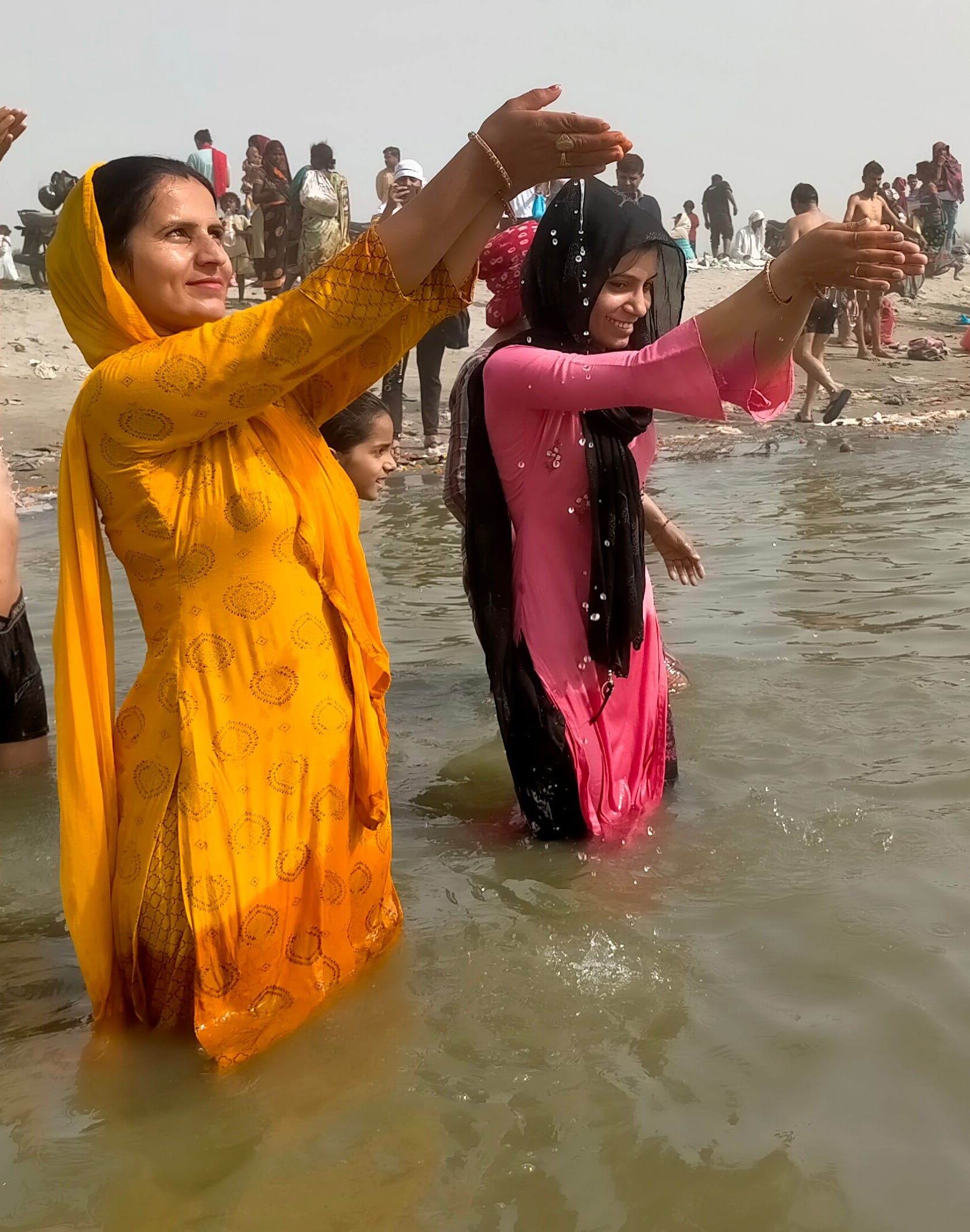 कैराना में यमुना नदी में सूर्य को अर्घ्य देती महिलाएं। कैराना में यमुना नदी में सूर्य को अर्घ्य देती महिलाएं।