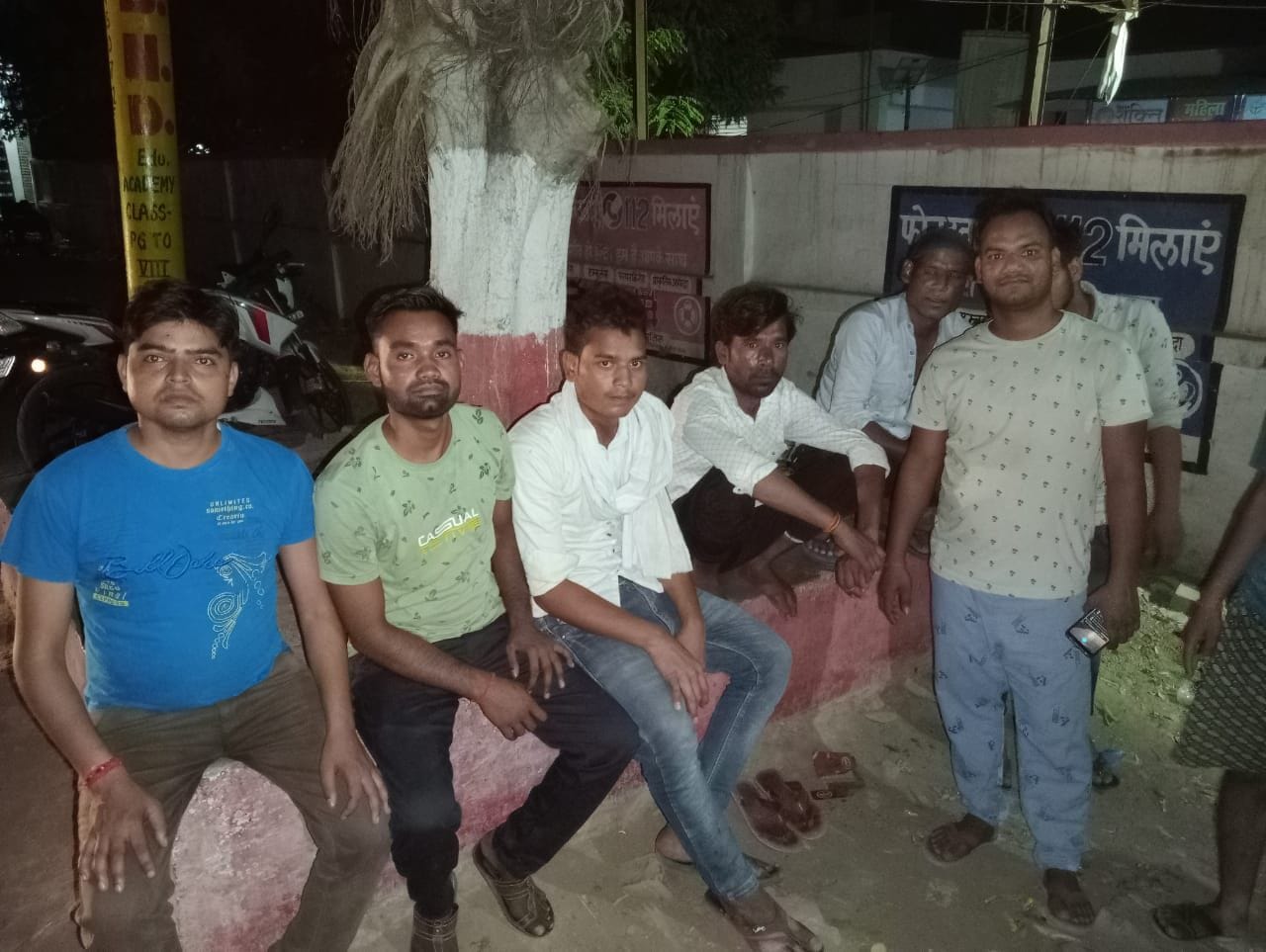 कार्रवाई की मांग पर थाने पहुंचे लोग। संवाद