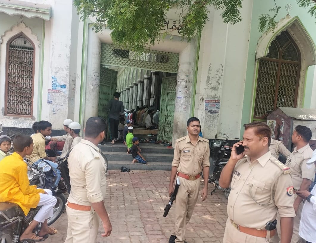 नगर के शाही कटरा मस्जिद के बाहर जुमें की नमाज के दौरान तैनात पुलिस फोर्स।संवाद