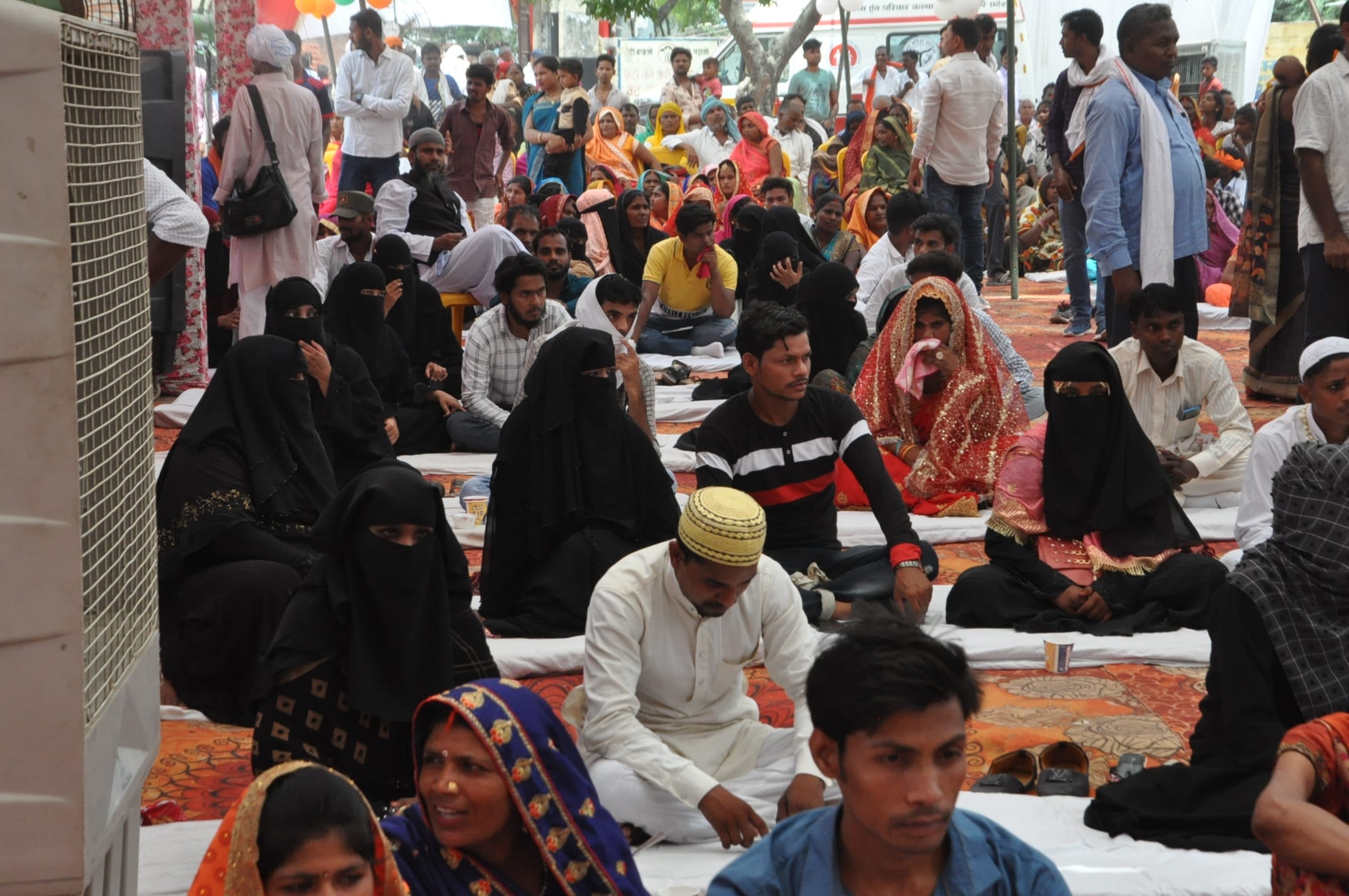 परदहां ब्लाक में मुख्यमंत्री सामूहिक विवाह योजना के तहत हो रहे विवाह कार्यक्रम में मौजूद मुस्लि परदहां ब्लाक में मुख्यमंत्री सामूहिक विवाह योजना के तहत हो रहे विवाह कार्यक्रम में मौजूद मुस्लि