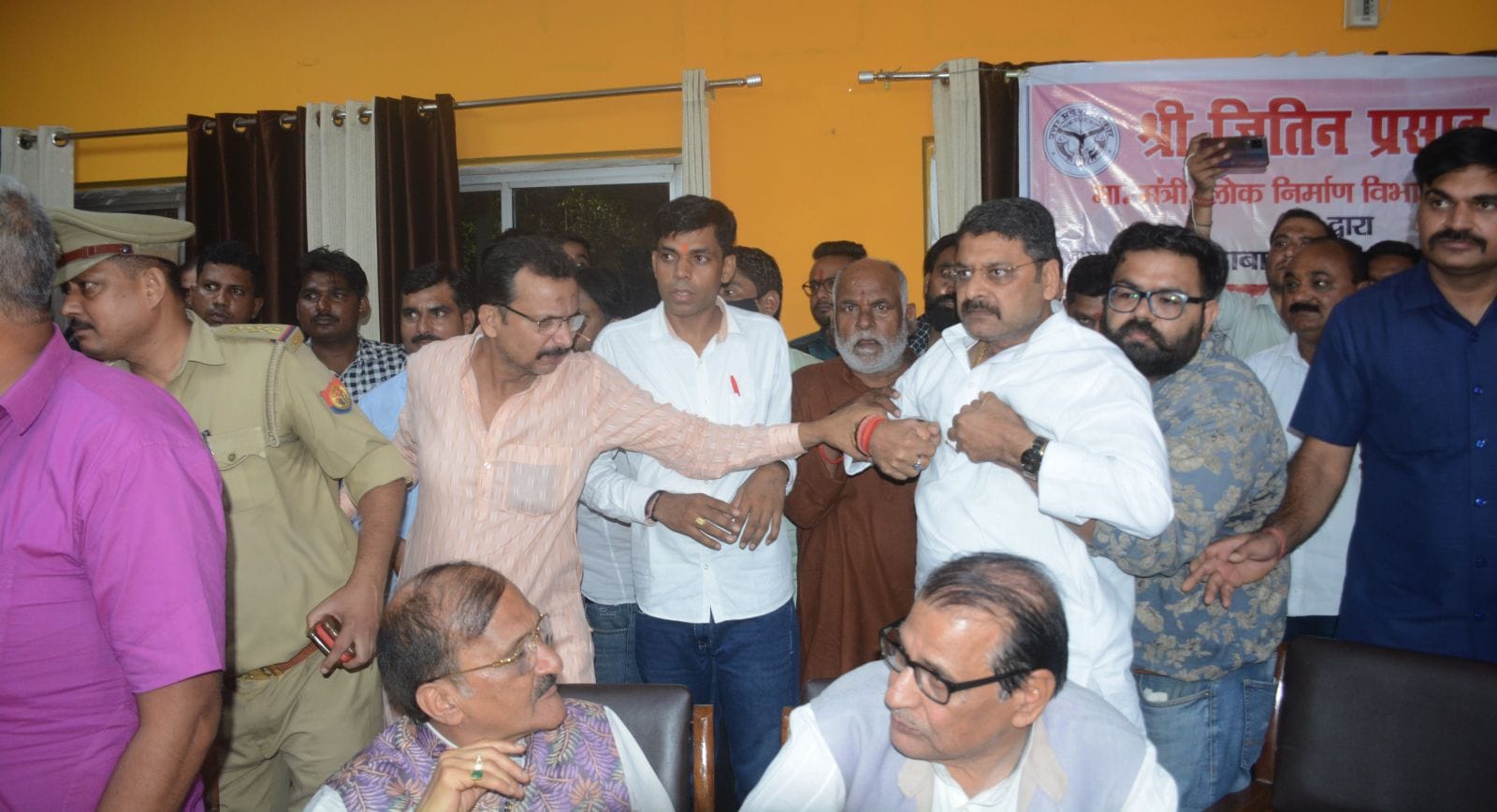 सर्किट हाउस में भाजपा कार्यकर्ताओं के साथ मीटिंग लेते कैबिनेट मंत्री जितिन प्रसाद जी मीटिंग के ? सर्किट हाउस में भाजपा कार्यकर्ताओं के साथ मीटिंग लेते कैबिनेट मंत्री जितिन प्रसाद जी मीटिंग के ?