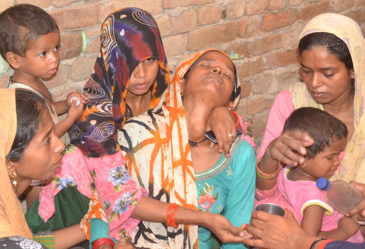 शुक्रवार को गांव उबारपुर में घर पर मृतक तालिब का शव आने के बाद बेहोश हुई माँ । संवाद