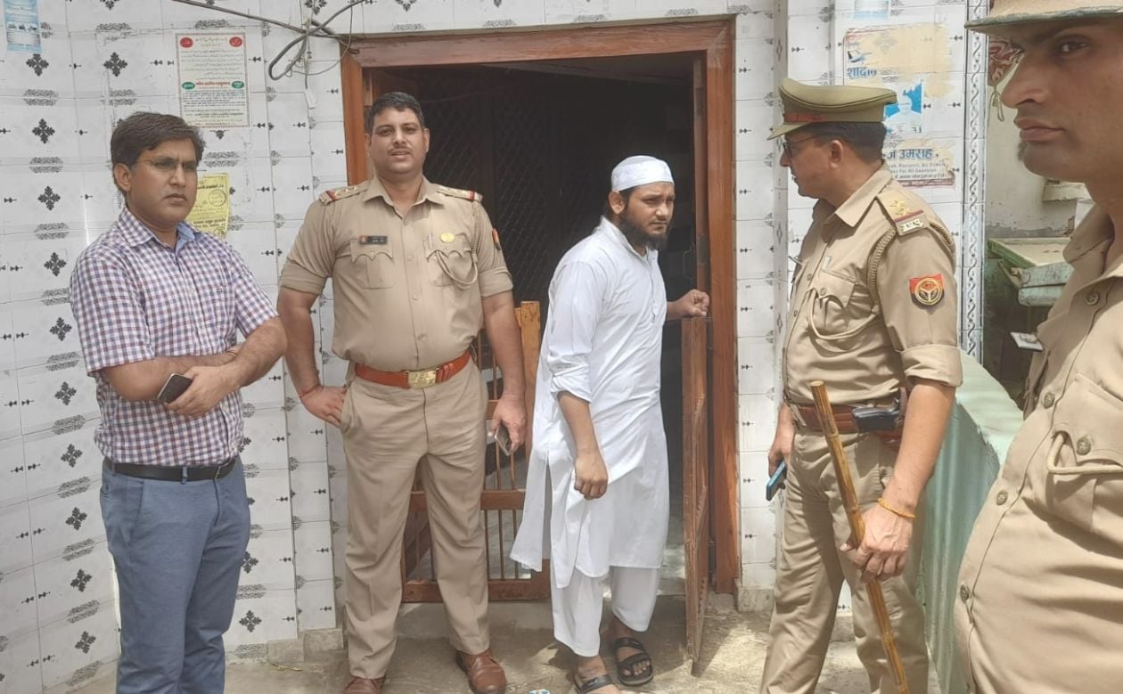 शुक्रवार को जुम्मे की नमाज के दौरान मस्जिद के गेट पर तैनात पुलिसकर्मी  । संवाद