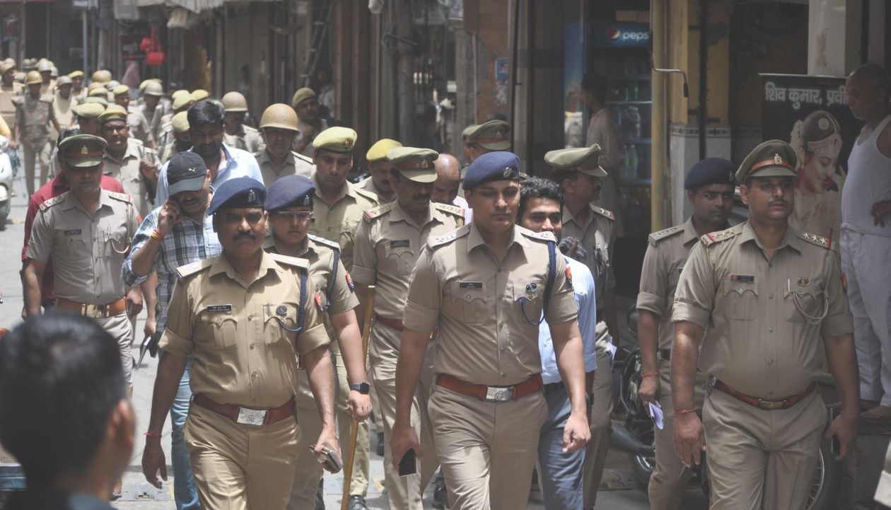 शुक्रवार को पुराने बाजार में फोर्स के साथ पैदल मार्च करते एसपी दीपक भूकर   । संवाद