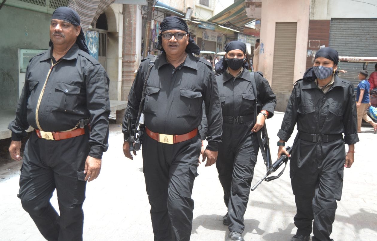शुक्रवार को सिकंदर गेट पर गस्त करते कमांडो । संवाद