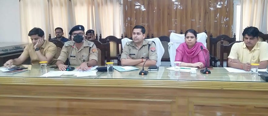 शामली कलक्ट्रेट सभागार में बैठक लेते एसएसपी सुकीर्ति माधव व डीएम जसजीत कौर। शामली कलक्ट्रेट सभागार में बैठक लेते एसएसपी सुकीर्ति माधव व डीएम जसजीत कौर।