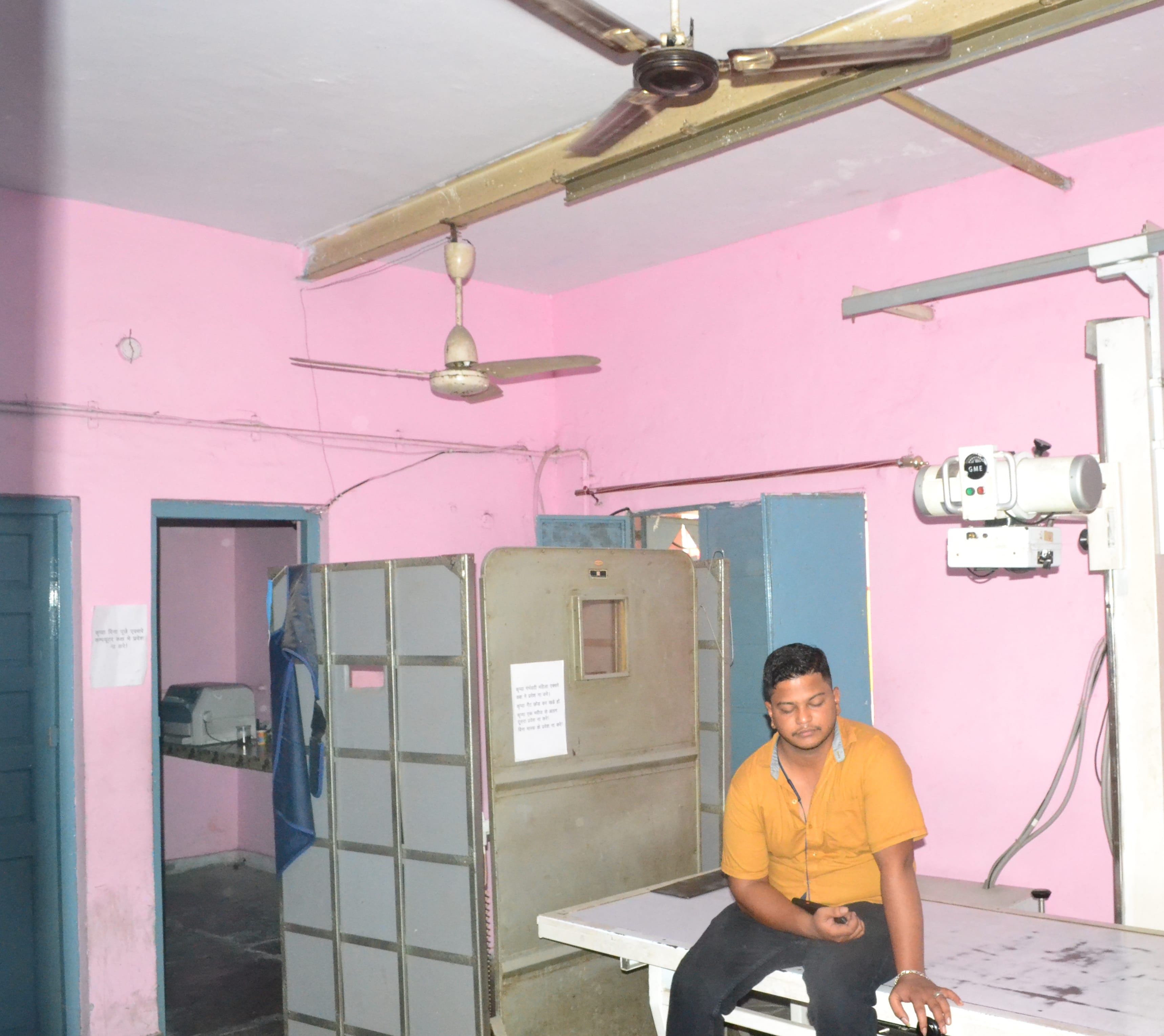 शामली सीएचसी में एक्सरे रूम में बिना बिजली के बंद पड़े पंखे व एक्सरे कराने के लिए बैठा मरीज। शामली सीएचसी में एक्सरे रूम में बिना बिजली के बंद पड़े पंखे व एक्सरे कराने के लिए बैठा मरीज।