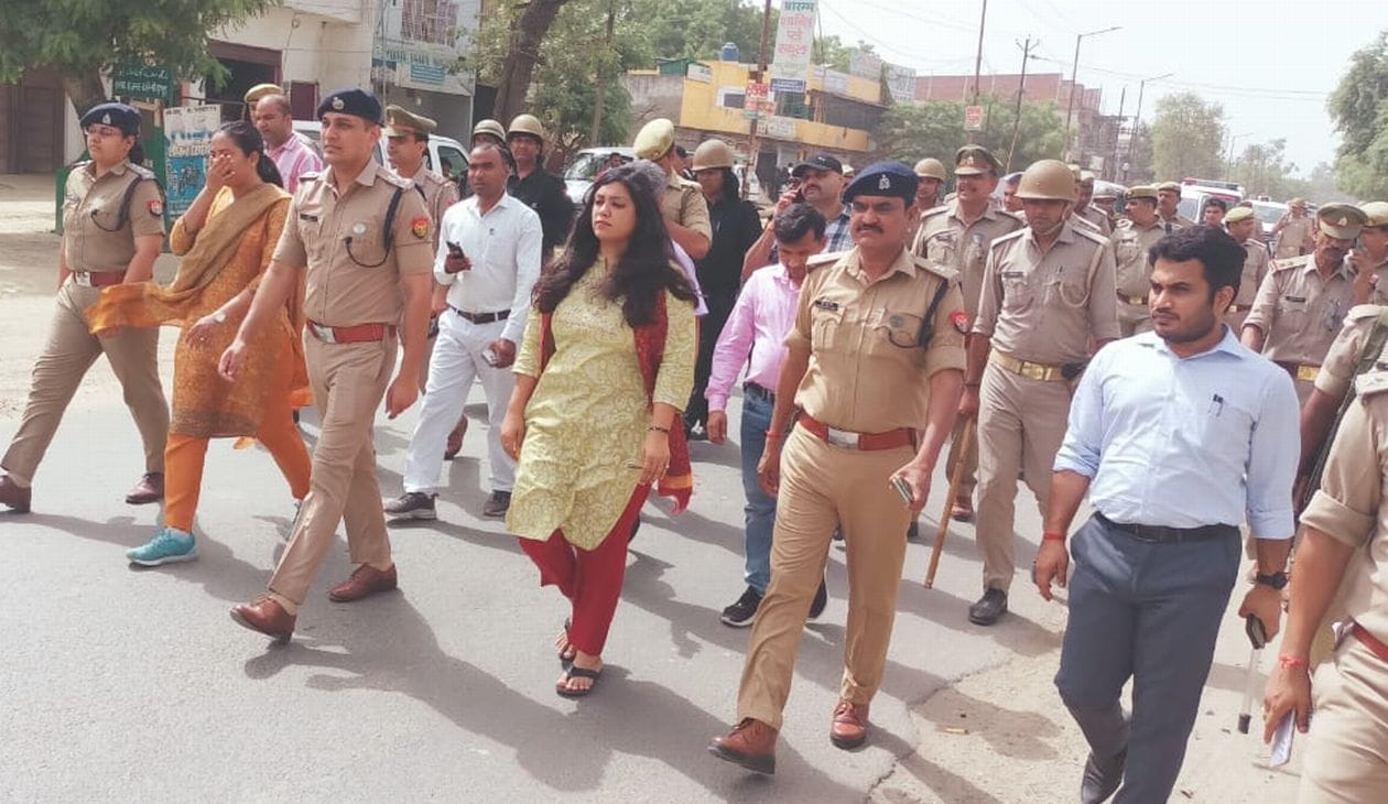 टशुक्रवार को बुलंदशहर रोड पर पैदल मार्चे करते डीएम मेधा रूपम के साथ अन्य अधिकारी । संवाद