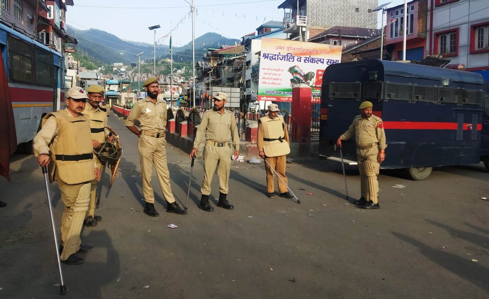 उधमपुर: भदरवा में कर्फ्यू के दौरान खड़े सुरक्षाकर्मी. उधमपुर: भदरवा में कर्फ्यू के दौरान खड़े सुरक्षाकर्मी.