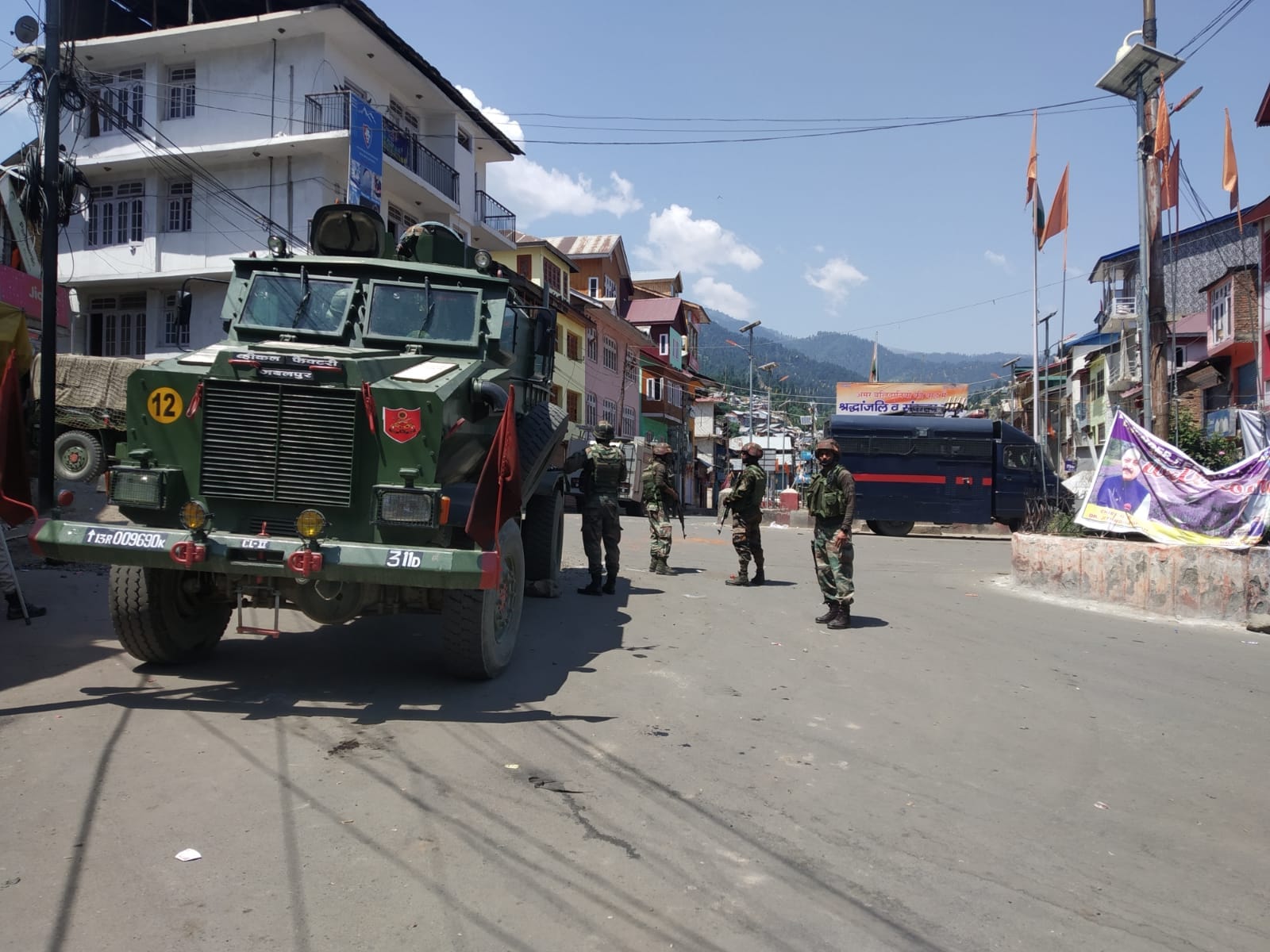 उधमपुर: भदरवा में कर्फ्यू के दौरान खड़े सुरक्षाकर्मी. उधमपुर: भदरवा में कर्फ्यू के दौरान खड़े सुरक्षाकर्मी.