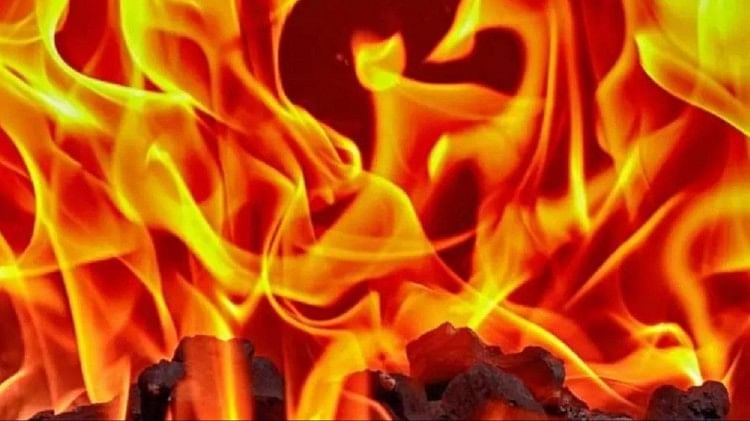 झारखंड: शिक्षक ने कपड़े उतारने को किया मजबूर, छात्रा ने खुद को लगाई आग