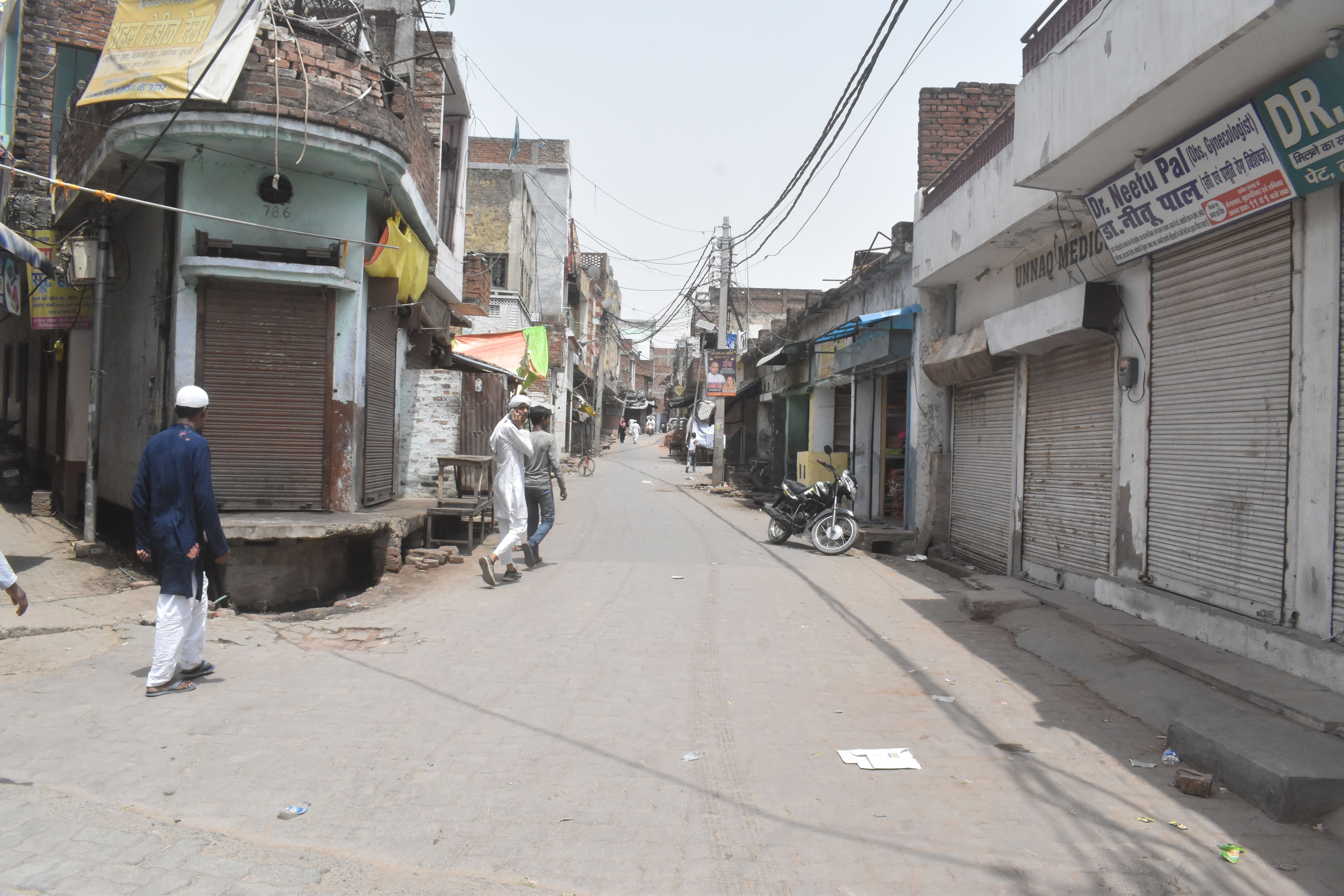 छिपयाना चौराहा पर बंद दुकानें व पसरा सन्नाटा। संवाद छिपयाना चौराहा पर बंद दुकानें व पसरा सन्नाटा। संवाद