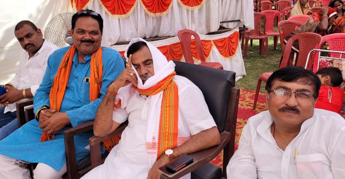 फोटो-29- केंद्रीय मंत्री के भाषण के दौरान पहली लाइन में बैठे एक भाजपा नेता उनको सुनते-सुनते सो गए। इ? फोटो-29- केंद्रीय मंत्री के भाषण के दौरान पहली लाइन में बैठे एक भाजपा नेता उनको सुनते-सुनते सो गए। इ?