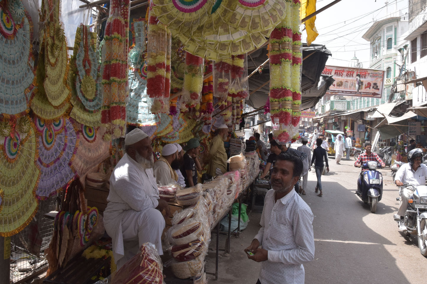 फुव्वारा चौक पर कल बवाल के बाद खुली मुस्लिम समाज की दुकाने