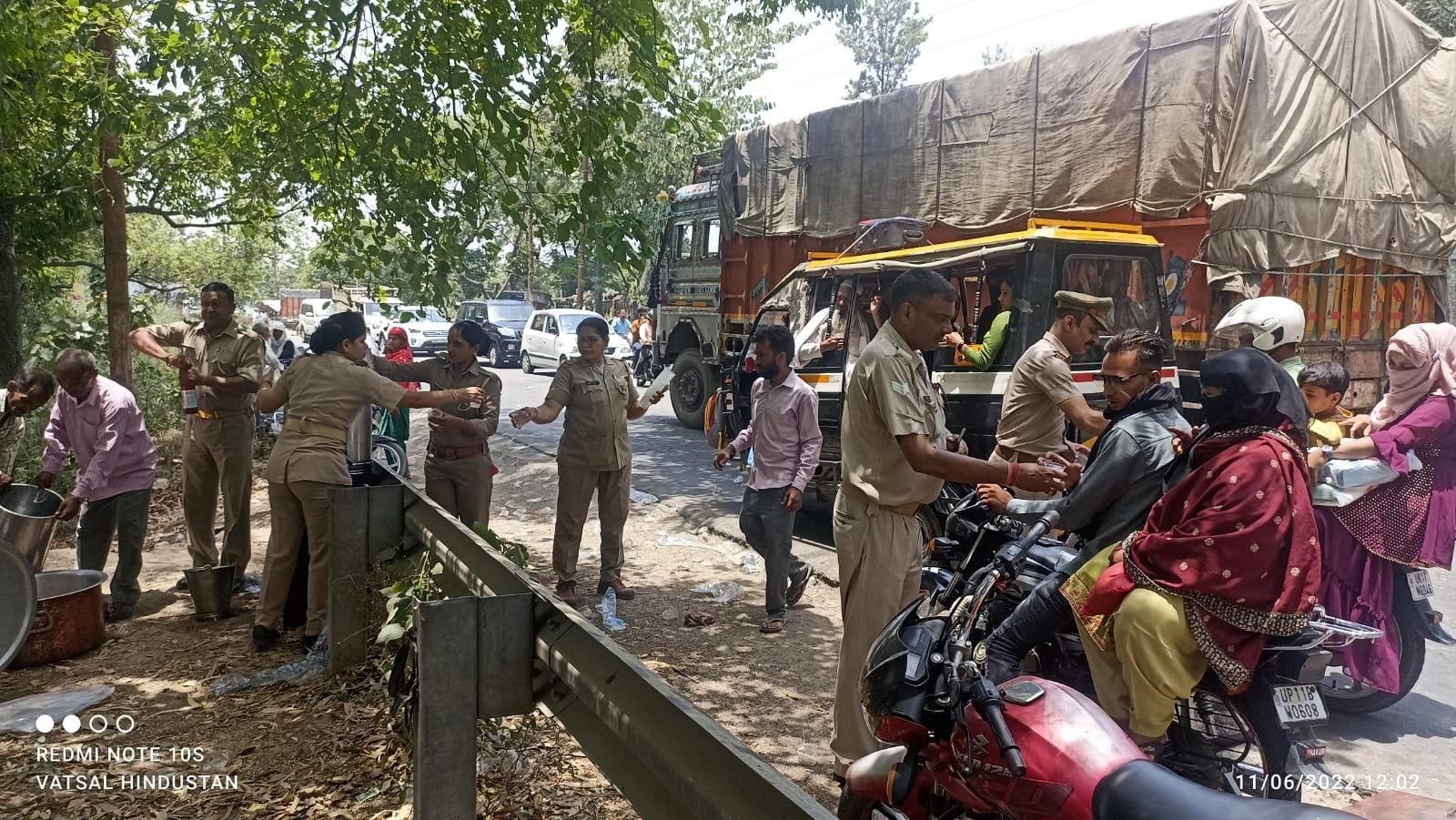 गागलहेड़ी में छबील लगा राहगीरों को शरबत पिलाते पुलिसकर्मी गागलहेड़ी में छबील लगा राहगीरों को शरबत पिलाते पुलिसकर्मी