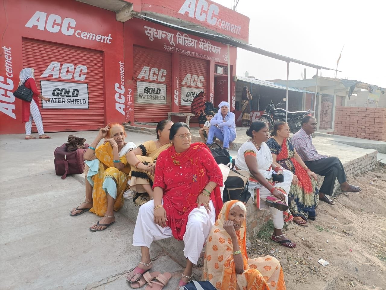  हादसे के बाद सहमी बैठी सवारियां। संवाद