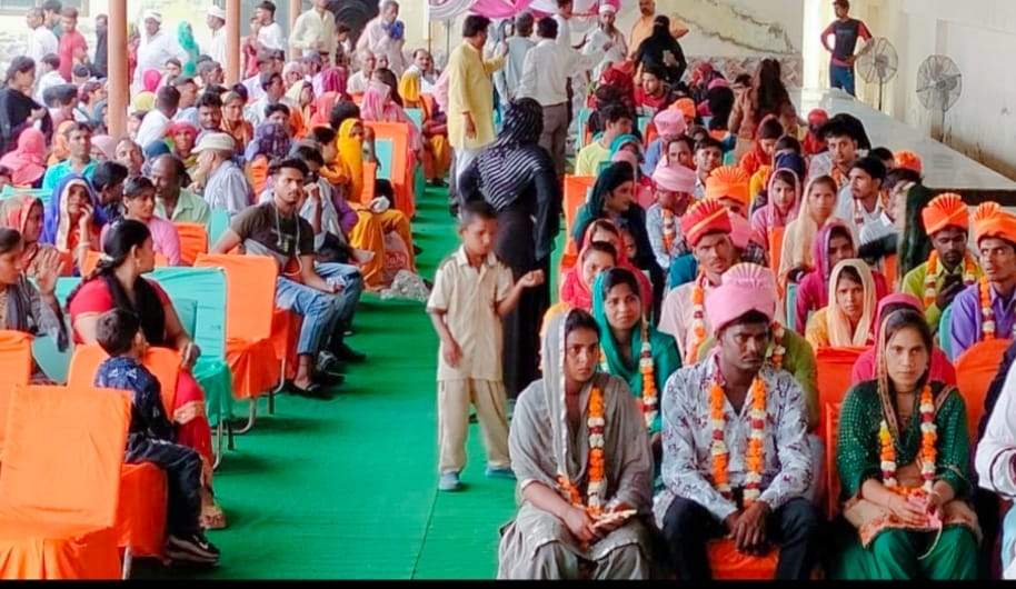 जलालाबाद में  मुख्यमंत्री सामूहिक विवाह योजना के कार्यक्रम में मौजूद वर-वधू व परिजन।